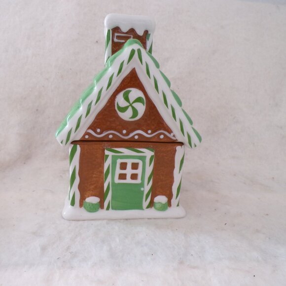 Slatkin & Co Other - Slatkin & Co. Bath & Bodyworks 2 PC Gingerbread House Christmas Candle